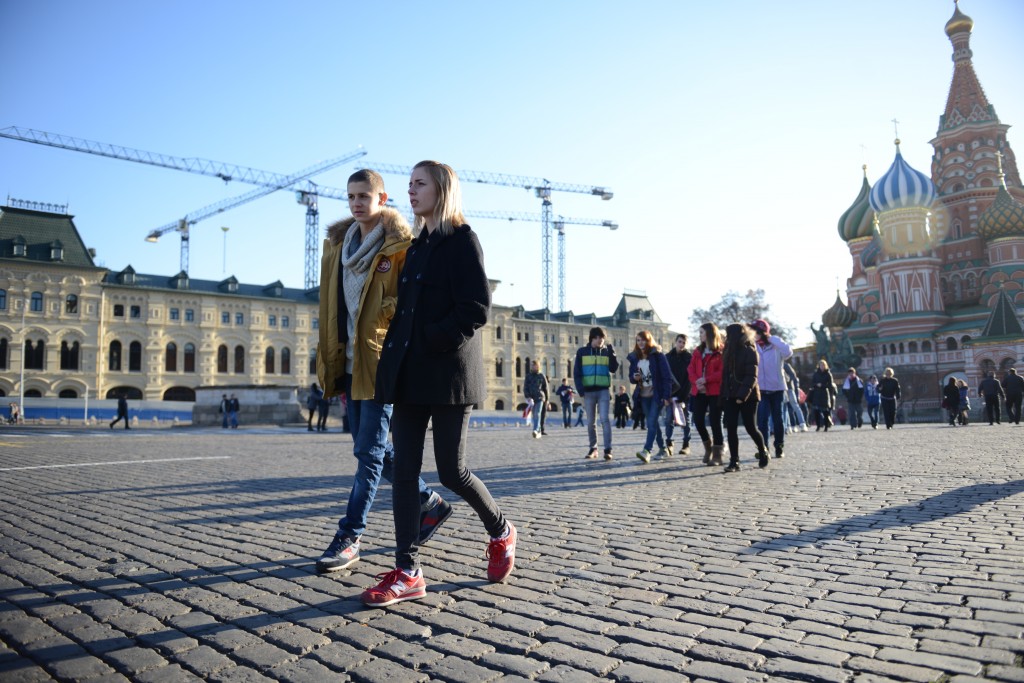 С подростком в москве куда. Вечерний прогулка в Москве пешком. Ходить по Москве. Ходьба по Москве. Прогулки по Москве с подростком.